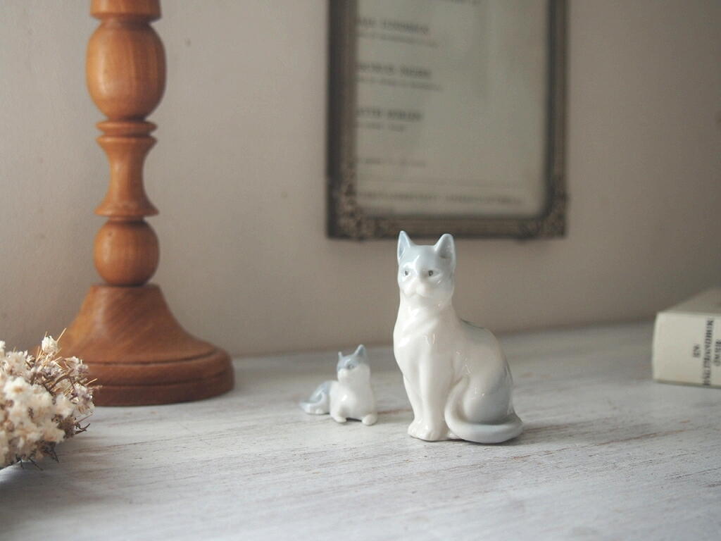 棚の上に飾られた猫の親子のフィギュリン（自然光のイメージカット）。 antenna