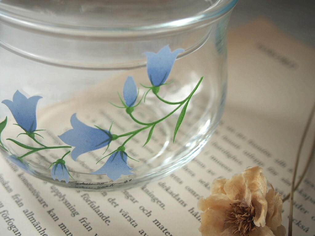 ガラスポットの側面アップ（花のディテール）。 antenna