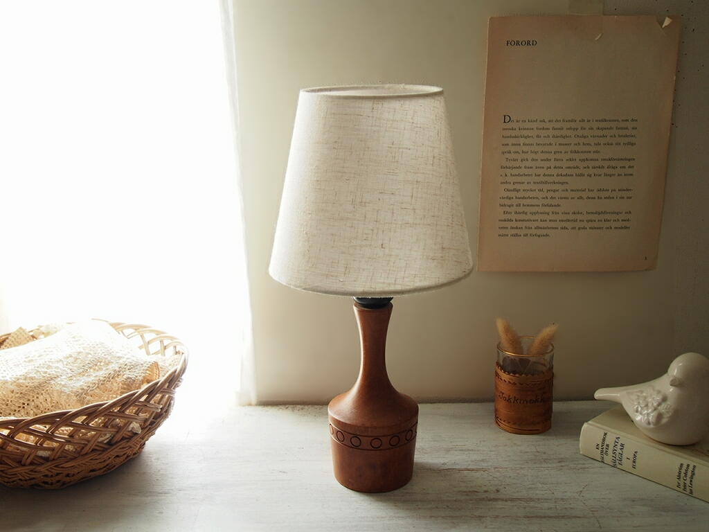 チーク無垢材の台座とリネンシェードの北欧ヴィンテージテーブルランプの正面写真。 antenna