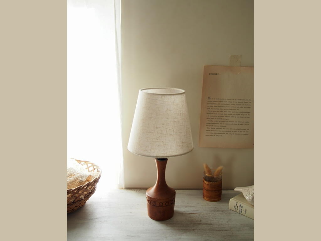 壁面と紙の装飾を背景に置かれた北欧ヴィンテージランプ。 antenna