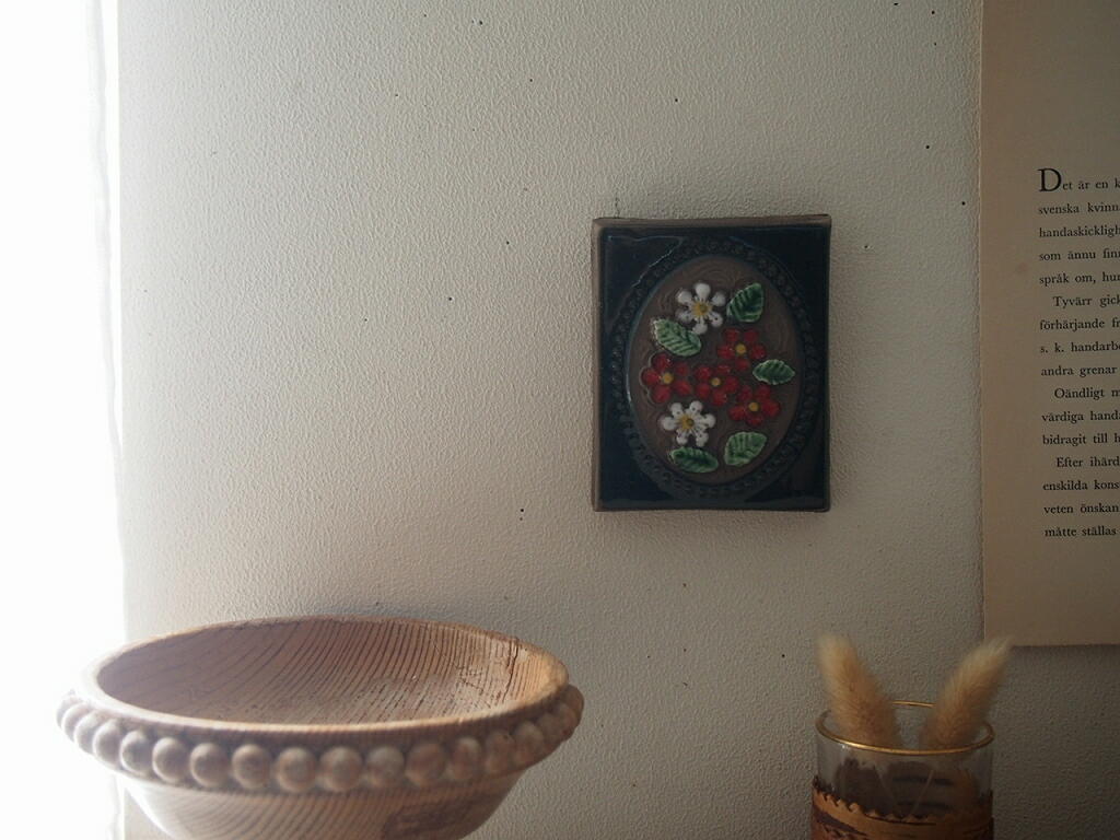 壁に掛けた Jie Gantofta 陶板（インテリアとの調和が分かるカット）。 antenna