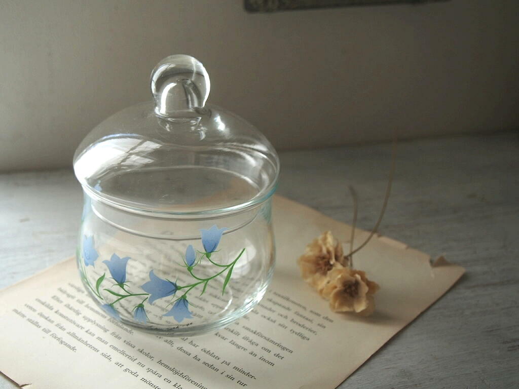蓋付きガラスポット（正面）ブルーの花の手描き模様が見える写真。 antenna