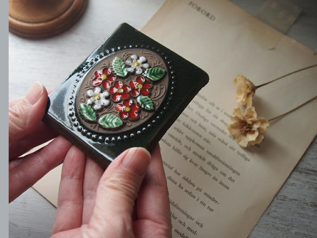 陶板を手に持った写真（サイズ感と質感）。 antenna