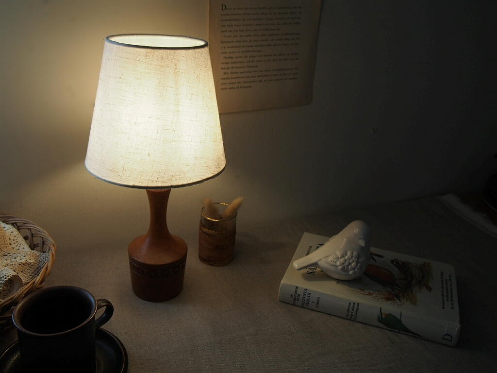 点灯時のチークランプ。リネンシェード越しにやさしい灯りが広がる様子。 antenna