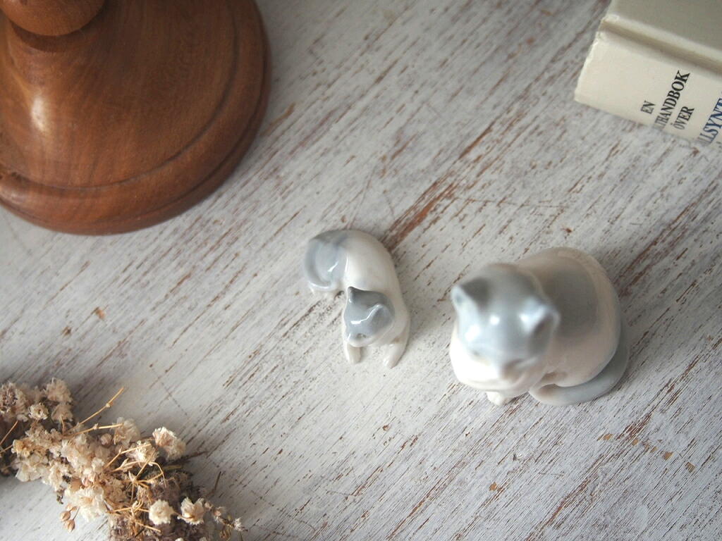 上から見た猫の親子のフィギュリン（ふたりの距離感が分かる写真）。 antenna