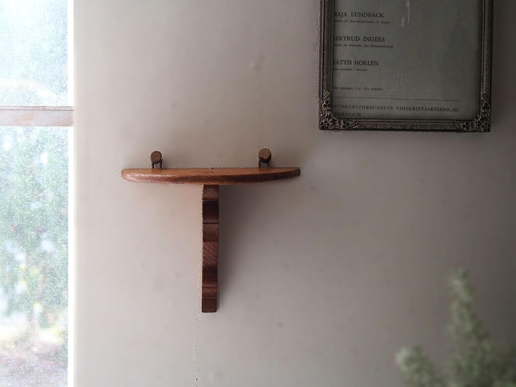 窓辺の壁に飾ったヴィンテージシェルフ。 antenna