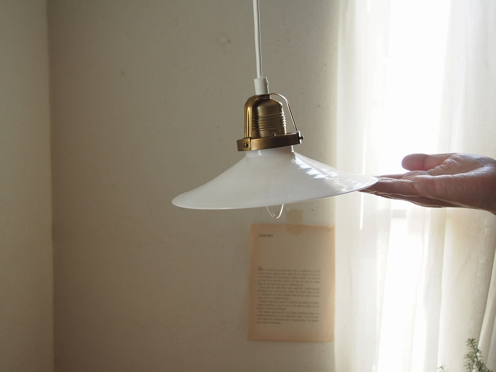 手の上で大きさを表した、真鍮ソケットカバー付きのペンダントランプ。 antenna