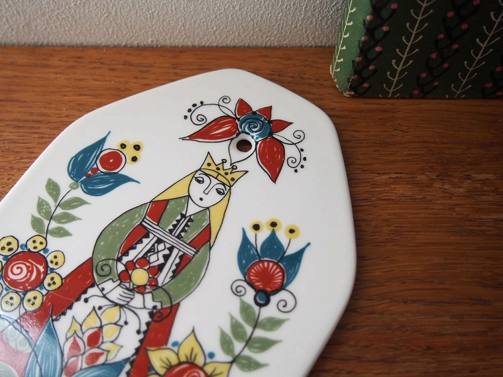 Figgjo SAGA陶板の上部デザイン（花のモチーフのクローズアップ）。 antenna