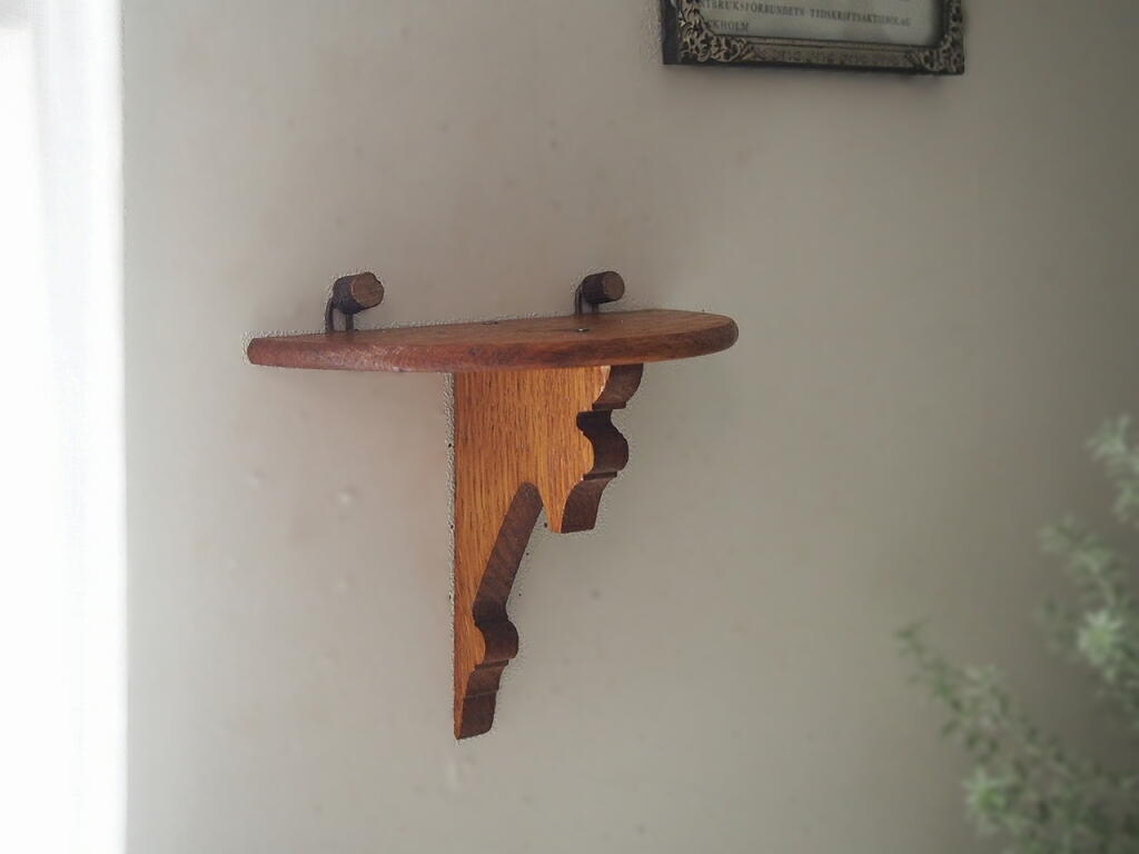 スウェーデン製ウォールシェルフ／木製の半円天板と装飾カットの支柱。 antenna