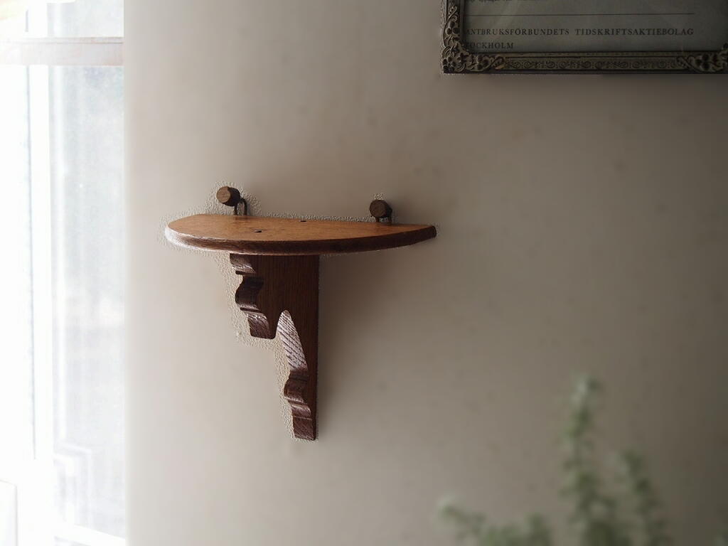 木製ウォールシェルフの側面／手仕事のカットが見える支柱。 antenna