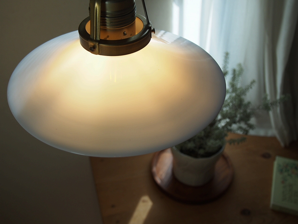 オパールガラスシェードの質感写真。光のグラデーションが見える北欧ヴィンテージランプ。 antenna