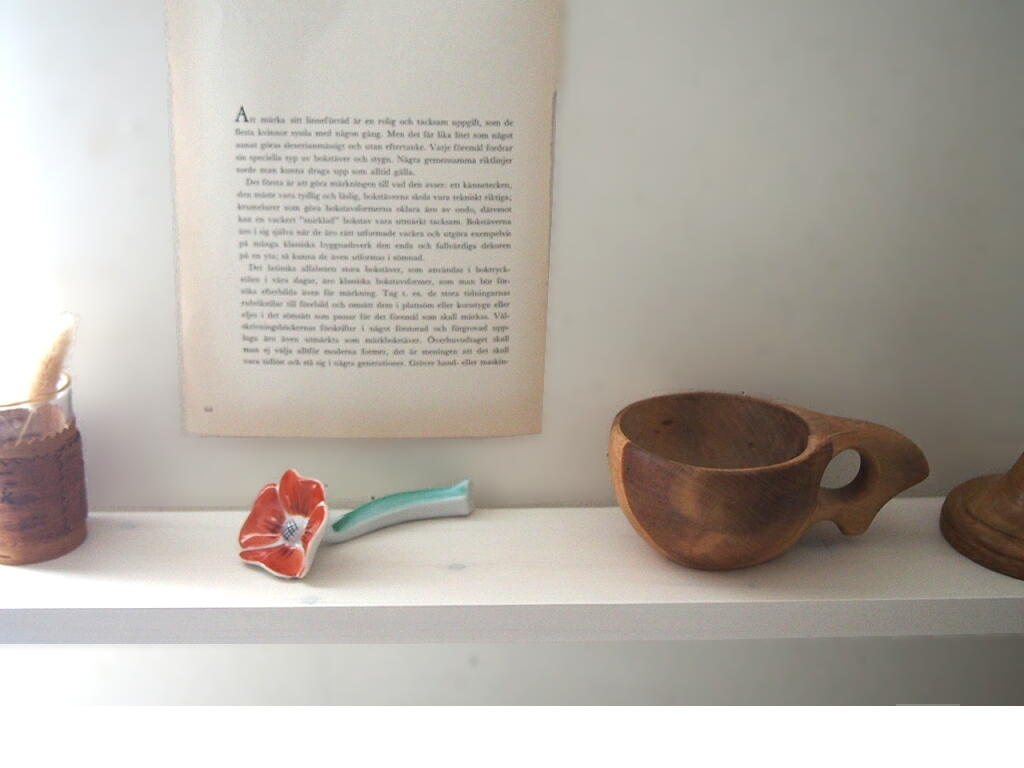 棚に飾られたスウェーデン製オレンジフラワーカトラリーレスト。 antenna