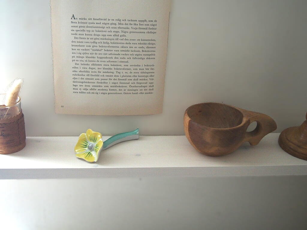 棚に飾られたスウェーデン製イエローフラワーカトラリーレスト。 antenna