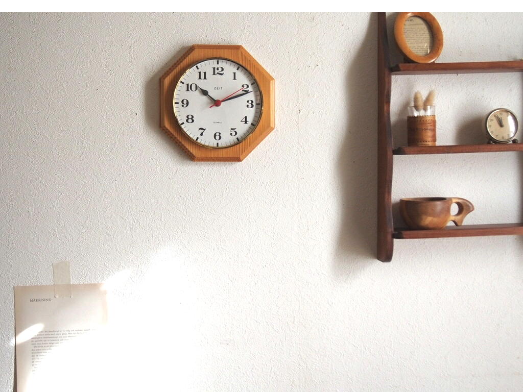 壁に掛けられたZEIT社製のヴィンテージ時計。木枠の八角形フレーム。 antenna