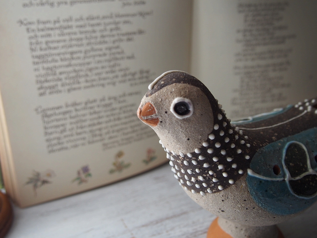 Nittsjo鳥オブジェの顔周りのアップ写真。 antenna