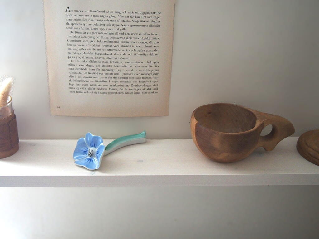 棚に飾られたスウェーデン製フラワーカトラリーレスト。 antenna