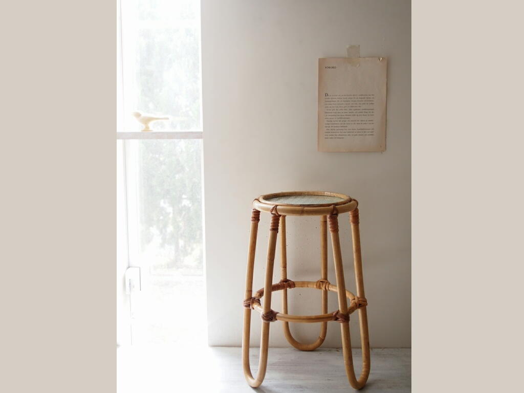 北欧ヴィンテージの花台。壁際に飾られた籐フレームとガラス天板のフラワースタンド。 antenna