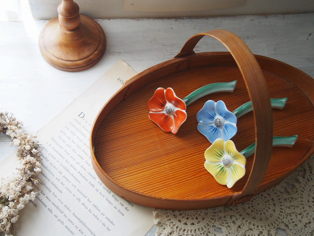 色違いのフラワーレストを並べた北欧ヴィンテージ陶器の写真。 antenna