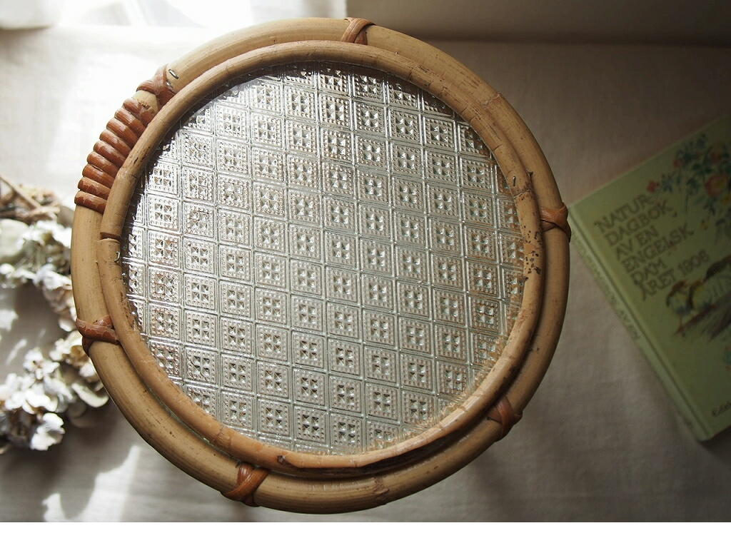 模様入りガラス天板のクローズアップ。小さな四角が並んだヴィンテージガラスの質感。 antenna