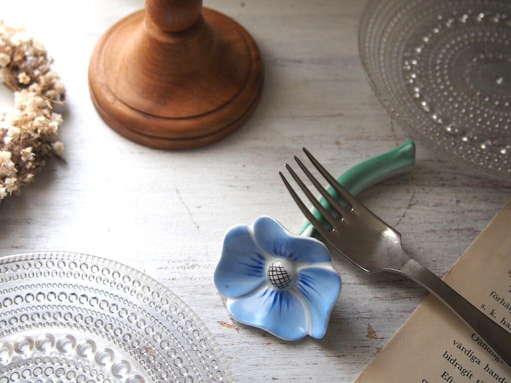 フォークと合わせた陶器のフラワーレストのテーブルカット。 antenna