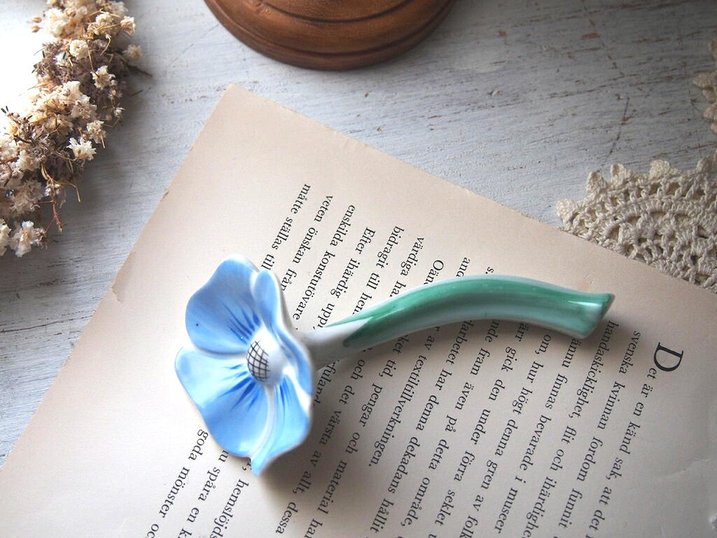 スウェーデンHagforsの手描き陶器フラワーカトラリーレスト。 antenna