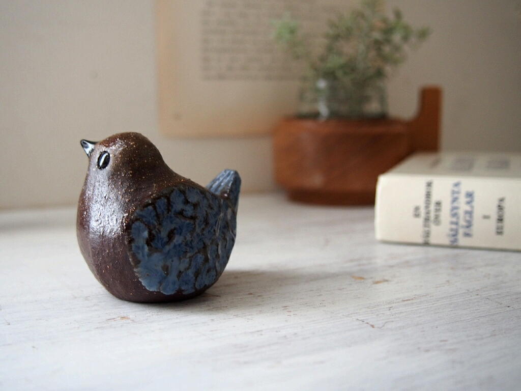 青い羽の釉薬の質感が分かる近接。 antenna