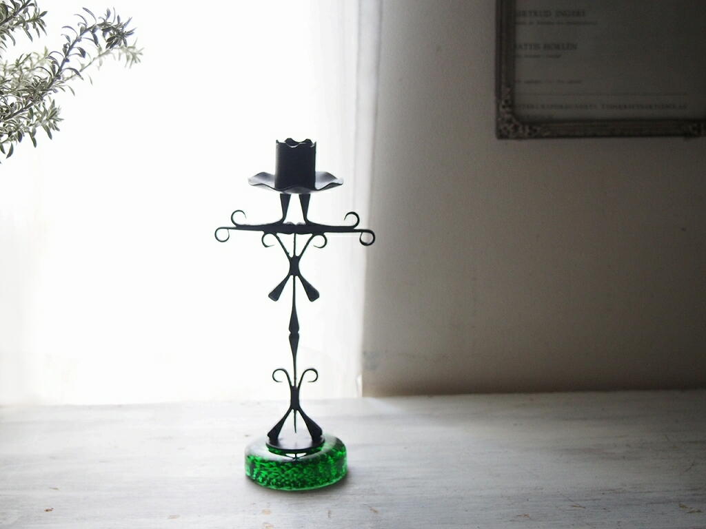 緑ガラスのベースに黒鉄を組み合わせたスウェーデン製キャンドルホルダーの全体写真。 antenna