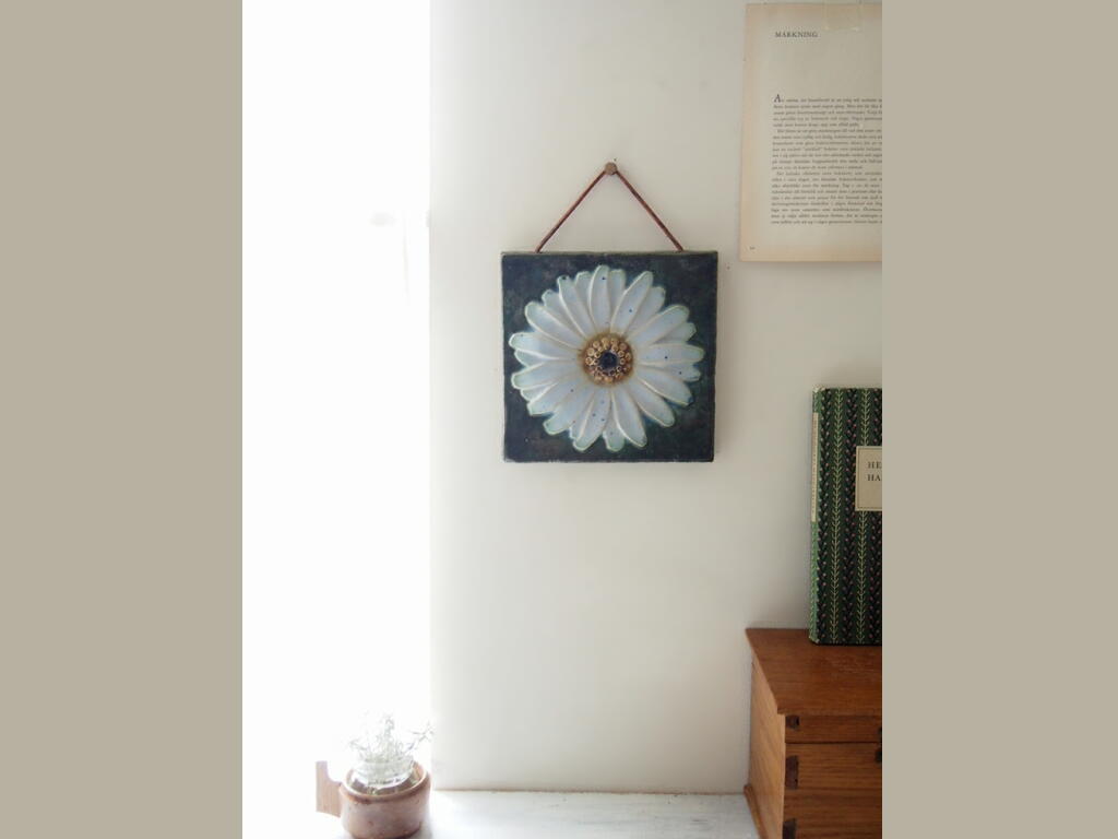 Willi Fischer デザインの陶板を壁に飾った室内イメージ。 antenna