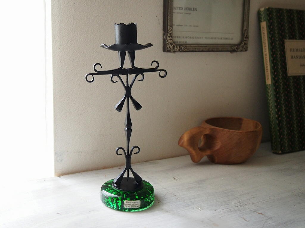 ガラスベースと鉄製支柱のディテールを写した斜め写真。 antenna