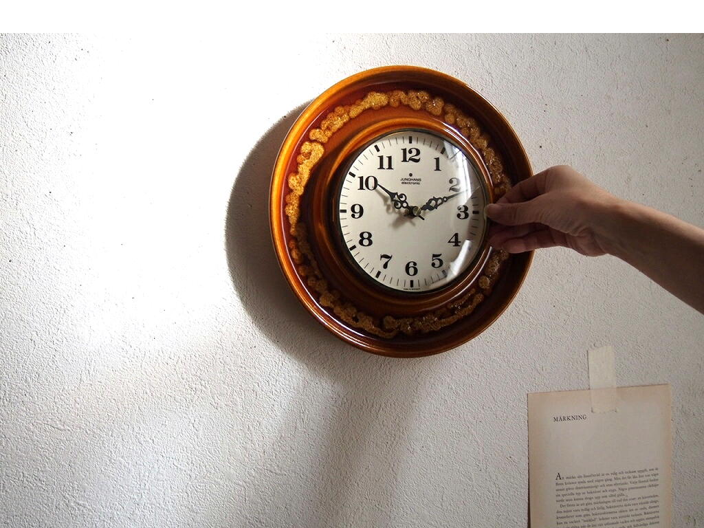 Junghans 時計 開閉式ドームカバー／ディテール写真。 antenna