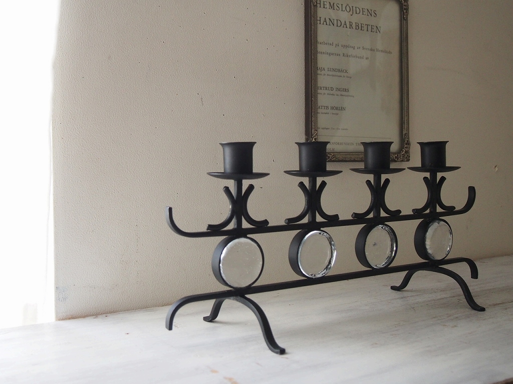 ガラス装飾付きキャンドルホルダーを斜めから撮影した写真。 antenna