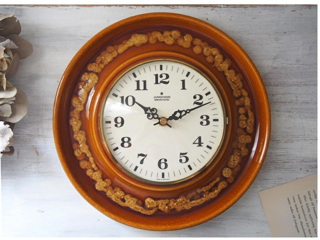 Junghans 陶器の壁掛け時計／ドイツ製ヴィンテージ／真鍮フレームの時計 正面写真。 antenna