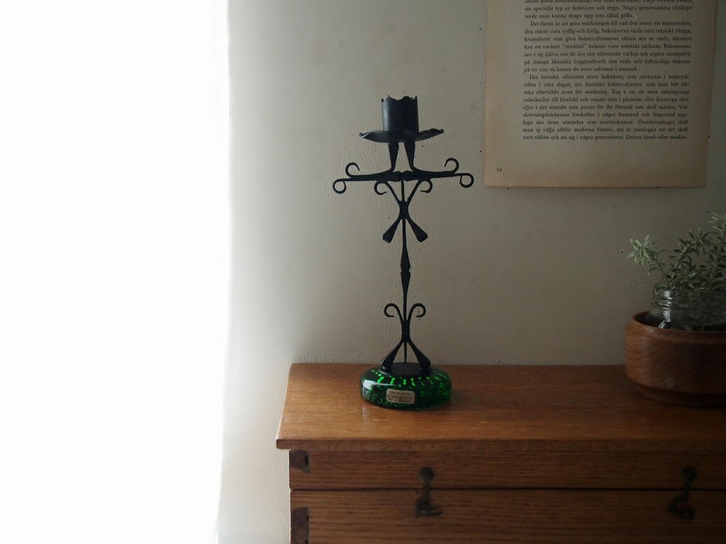 棚の上に置いたキャンドルホルダーのインテリアイメージ。 antenna